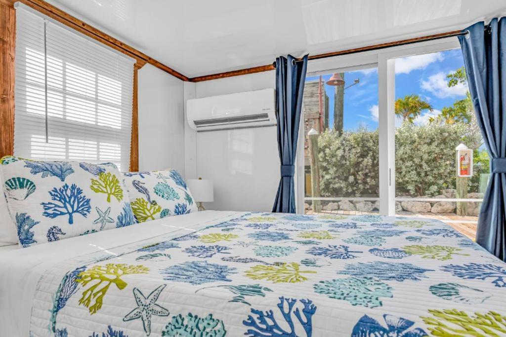 Treasure Harbor Hotel Исламорада Екстериор снимка